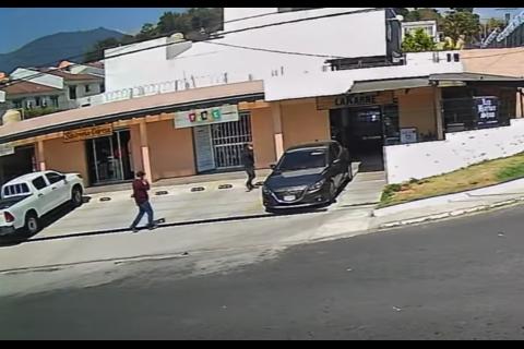 Intento de asalto en San Crist&oacute;bal queda grabado (video)