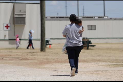 Madre deportada con beb&eacute; de 2 meses buscar&aacute; refugio en Guatemala