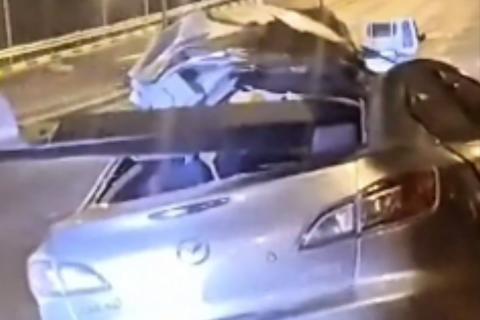 As&iacute; movilizaron el auto empotrado en valla de contenci&oacute;n de Calzada La Paz (video)