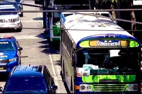 Alertan por buses con encapuchados que circulan en zona 1