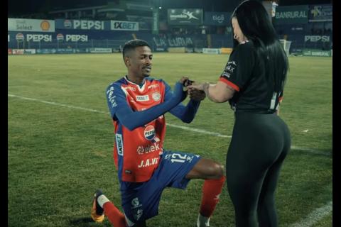 Luego de hacer viral la pedida de mano, relaci&oacute;n del jugador de Xelaj&uacute; termina