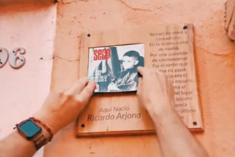 &iexcl;Video! Reponen la placa conmemorativa en la casa donde naci&oacute; Ricardo Arjona 