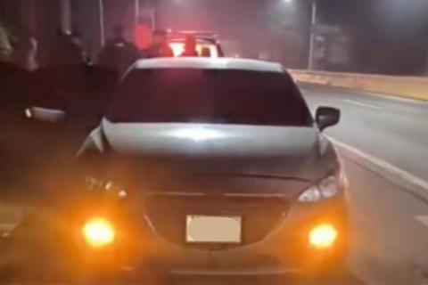 As&iacute; luce la escena donde fue abandonado el veh&iacute;culo con cuatro personas adentro