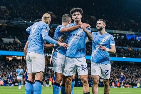 Manchester City gana al Newcastle y acecha al l&iacute;der Arsenal
