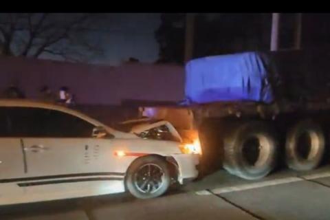 Veh&iacute;culo se empotra contra un tr&aacute;iler en la ruta al Atl&aacute;ntico