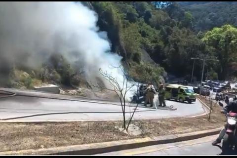 Veh&iacute;culo arde en llamas en la zona 16 (video)