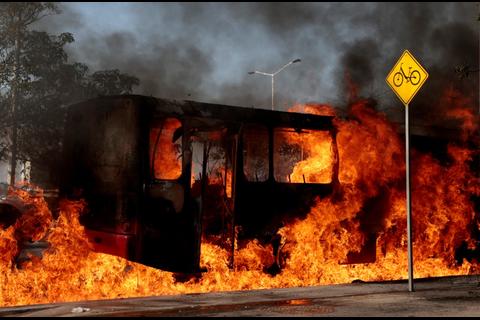 Integrantes del CJNG queman gasolinera y veh&iacute;culos en Guadalajara 