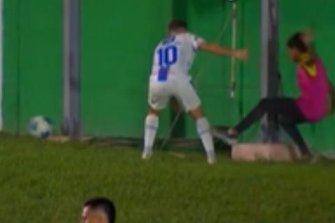 Jugador de Cob&aacute;n empuja a un alcanzabolas y termina expulsado (video)