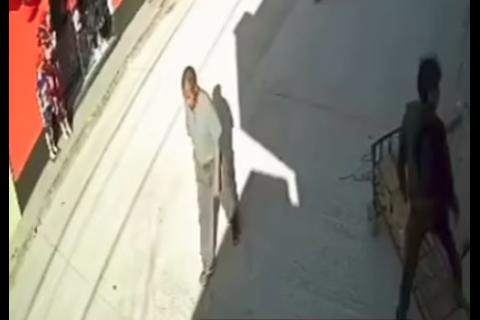 Momento en que hombre camina por la calle y cae a un pozo (video)