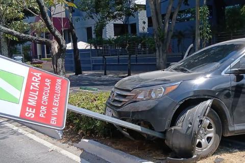Choque de conductores deja da&ntilde;os a propiedad p&uacute;blica en zona 9