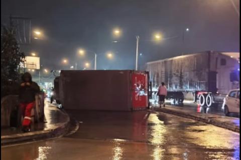 Cami&oacute;n vuelca en la ruta al Atl&aacute;ntico (Video)