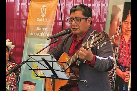 Rolando Pichiy&aacute; combina m&uacute;sica y poes&iacute;a para impulsar el idioma kaqchikel