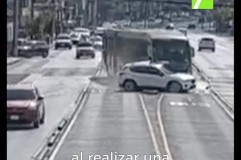 Maniobra imprudente de conductor provoca choque con Transmetro (video)