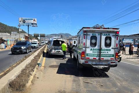 Cami&oacute;n colisiona con microb&uacute;s escolar y deja cinco estudiantes heridos