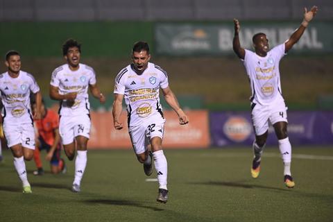 &iexcl;Cl&aacute;sico albo! Comunicaciones vence por la m&iacute;nima a Municipal