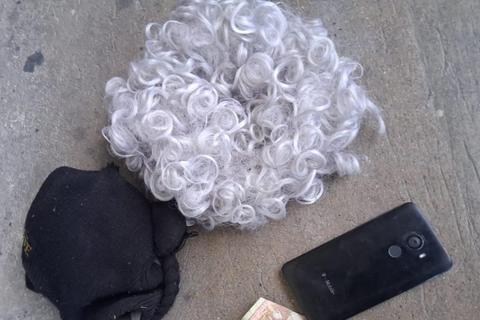  &iexcl;Con una peluca! El hombre que usaba un disfraz para asaltar