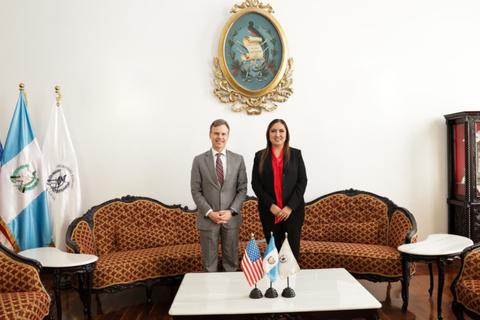 Encargado de Negocios de la Embajada de EE.UU. se re&uacute;ne con presidenta de la CSJ