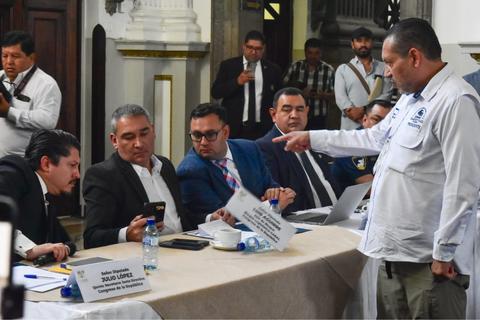 Transportista y diputado discuten en reuni&oacute;n por L&iacute;mite de Velocidad