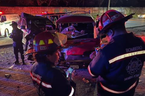 Sufre un ataque armado, pierde el control y choca contra otro veh&iacute;culo