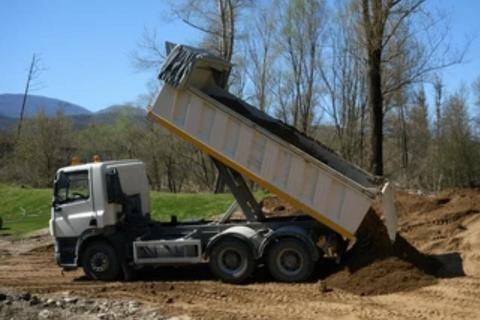 Cami&oacute;n de volteo se empotra en un &aacute;rbol y queda grabado (video)