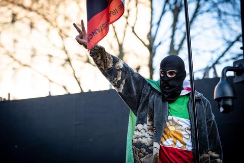 &iexcl;Crece la tensi&oacute;n! El Reino Unido retira a su personal diplom&aacute;tico de Ir&aacute;n