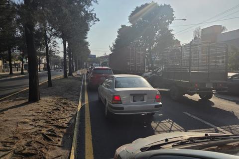 &iexcl;Tr&aacute;nsito lento! Tr&aacute;iler volcado complica la circulaci&oacute;n en la ciudad este viernes