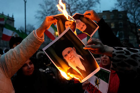Celebran en Ir&aacute;n tras la muerte del l&iacute;der supremo Al&iacute; Jamenei (videos)
