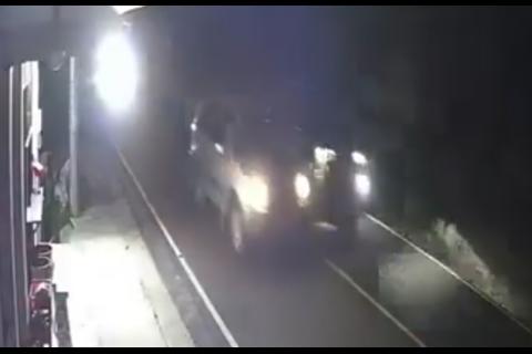 VIDEO: conductor muere tras impactar con un auto que iba contra la v&iacute;a