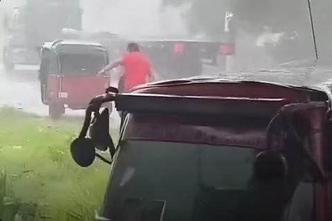 &iexcl;Fuerte tormenta! Lluvia y viento arrastran a un tuctuc en San Marcos (video)
