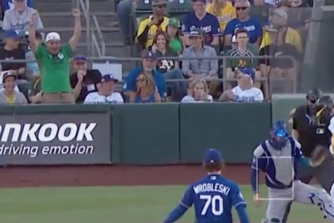 Hombre grita un gol de M&eacute;xico en pleno partido de Dodgers vs. Athletics