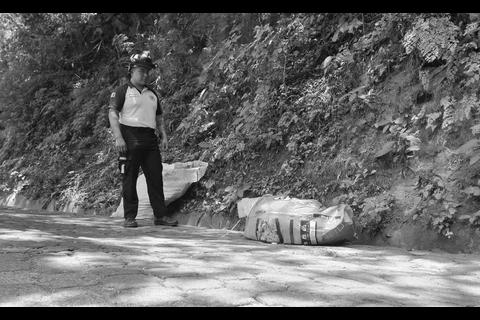Localizan cuerpo humano dentro de un costal en Mixco (video)