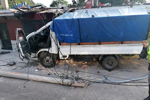 Hermanos resultan heridos al estrellarse contra un poste