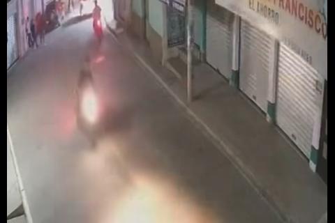 VIDEO: mujer se cruza la calle y termina arrollada