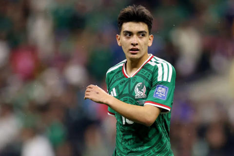 Futbolista mexicano Gil Mora se grad&uacute;a de bachillerato tras el Mundial 