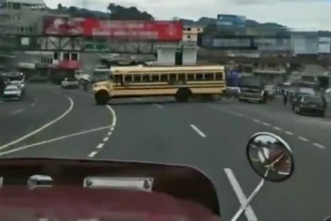 &iexcl;Maniobra peligrosa! Video capta doble imprudencia en carretera