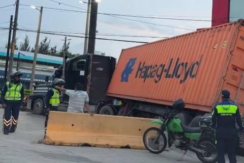 Cabezal a punto de volcar dificulta la circulaci&oacute;n en avenida Petapa 