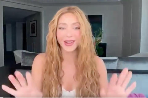 Asistente de Shakira llama la atenci&oacute;n en pleno 'en vivo' en programa La Revuelta