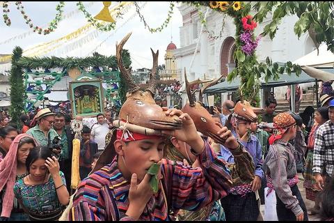 Patz&uacute;n celebra bendici&oacute;n de&nbsp;m&aacute;scaras&nbsp;de venado en Corpus Christi