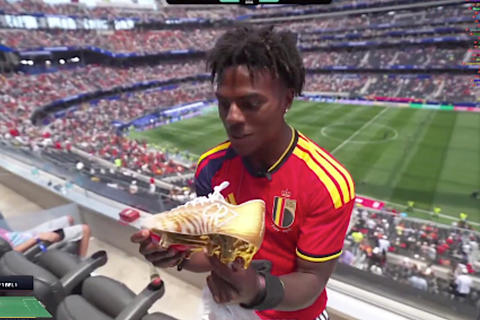 Cristiano Ronaldo regala a Speed las botas que us&oacute; en el Mundial 2026