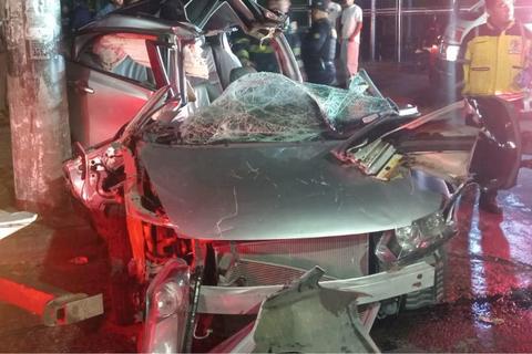 Conductor queda atrapado tras fuerte accidente en Pal&iacute;n (video)