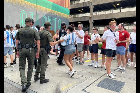 &iexcl;Se calentaron! Aficionados argentinos molestaron a los ingleses
