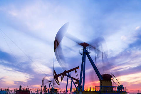Precios del petr&oacute;leo bajan ligeramente pendientes de la situaci&oacute;n en Oriente Medio