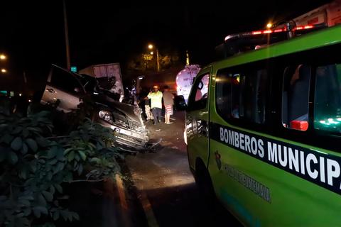 &iexcl;Fuerte accidente! Colisi&oacute;n entre picop y tr&aacute;iler deja tres heridos en el Perif&eacute;rico