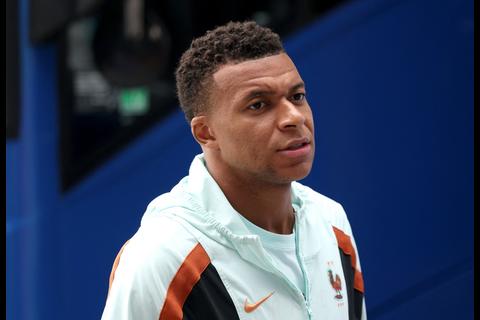 'Debimos darte un mejor final', le dice Mbapp&eacute; a Deschamps