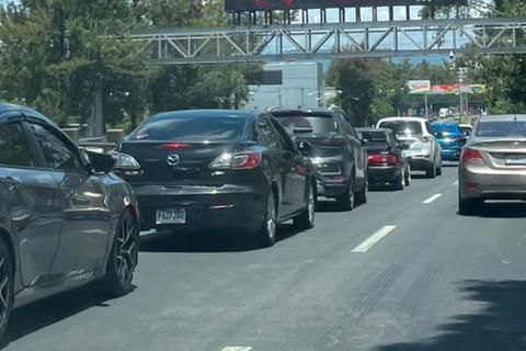 Alta carga vehicular se registra esta tarde de domingo 