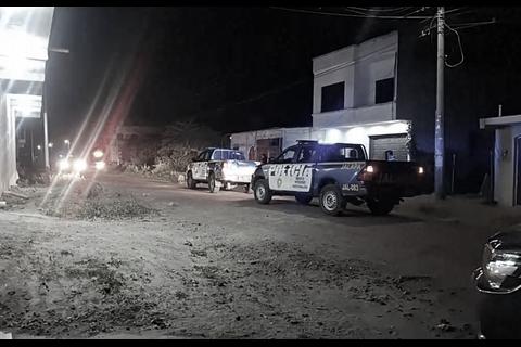 Hombres armados irrumpen vivienda y disparan contra una familia