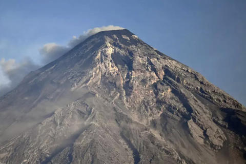 Video: Volc&aacute;n de Fuego expulsa ceniza este lunes