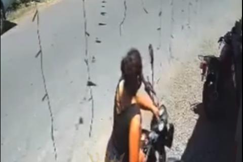 Fuerte accidente: mujer es arrollada por un picop (video)