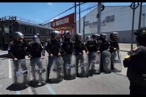 Manifestantes se retiran de la Avenida Petapa y liberan el paso (video)
