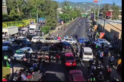 &iexcl;Bloqueo en la Roosevelt! Manifiestan contra el alza a los combustibles